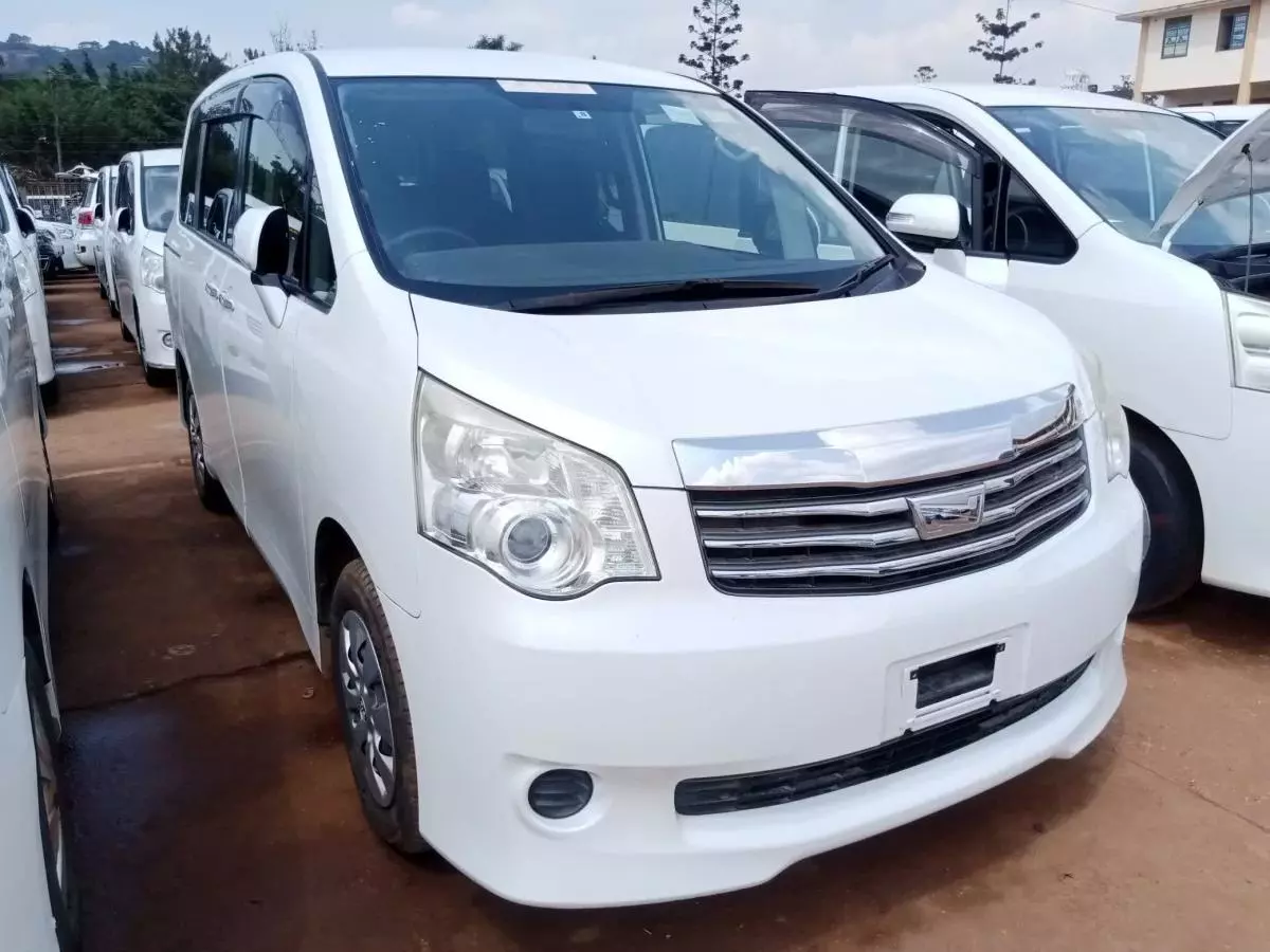 Toyota Noah   - 2011