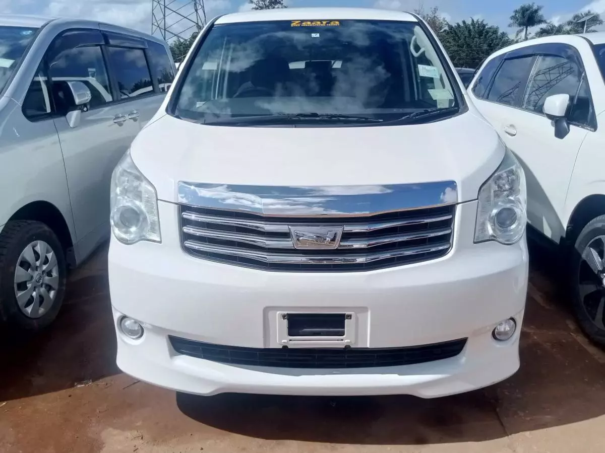 Toyota Noah   - 2011