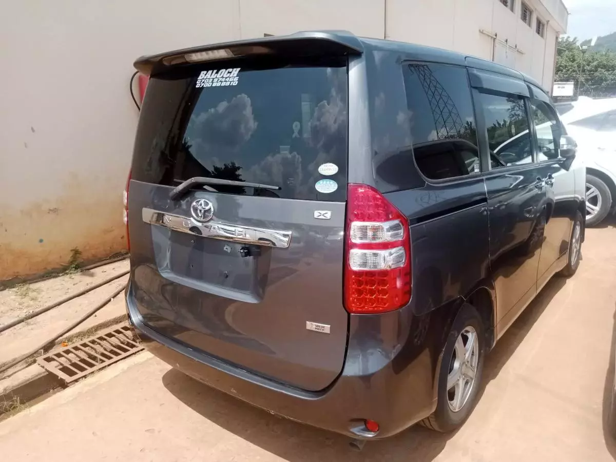 Toyota Noah   - 2011