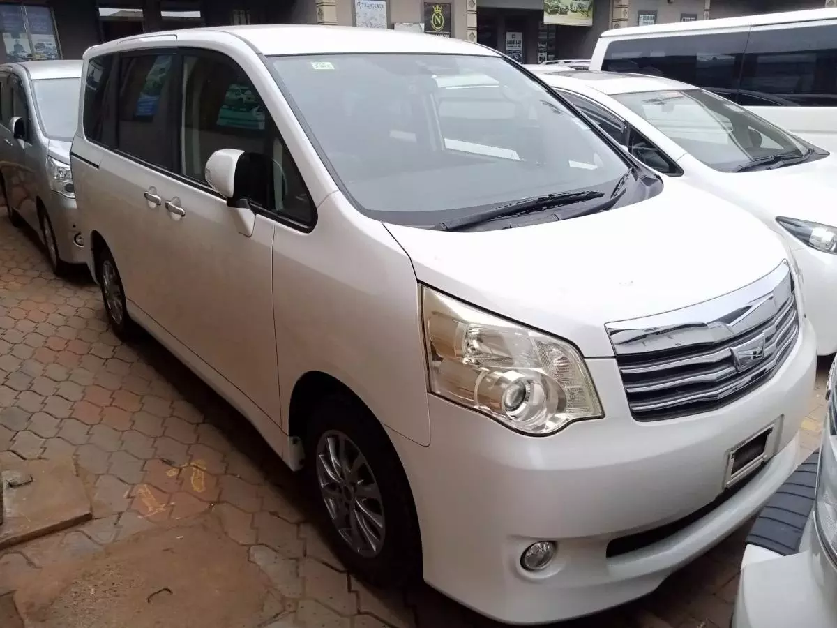 Toyota Noah   - 2011