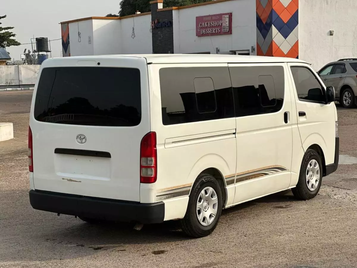 Toyota Hiace   - 2013