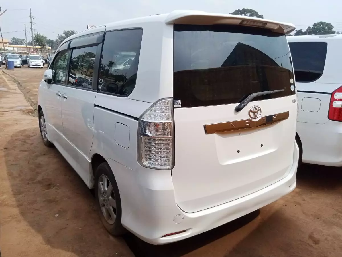 Toyota Noah   - 2009