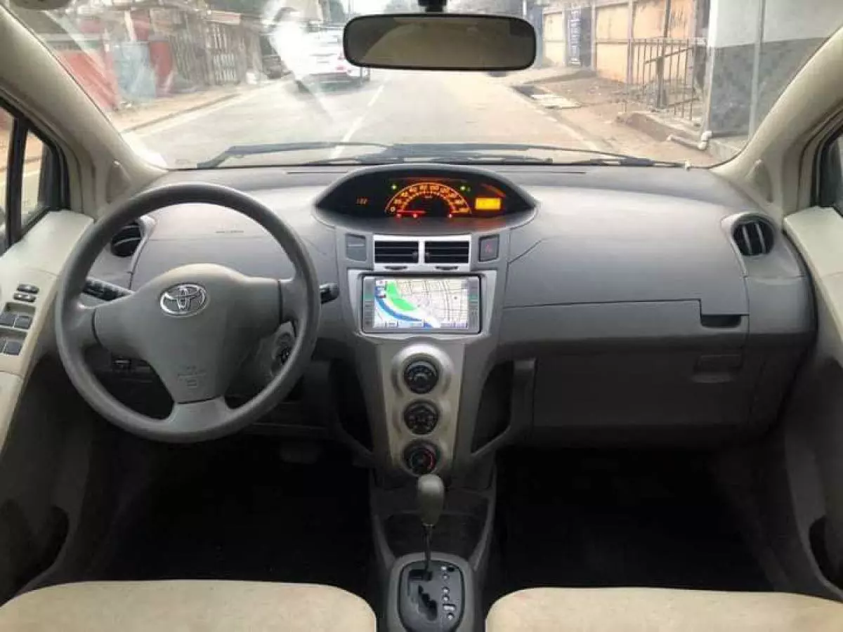 Toyota Vitz   - 2010