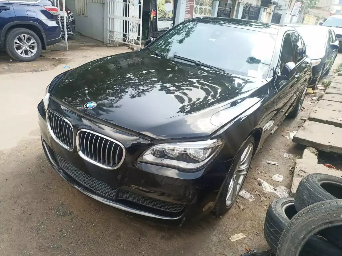 BMW 740   - 2015