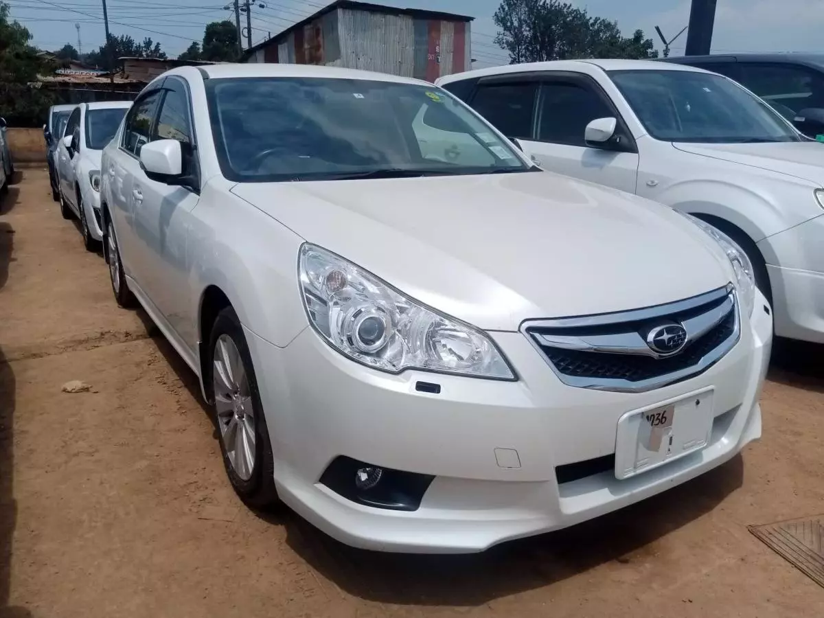 Subaru Legacy   - 2011