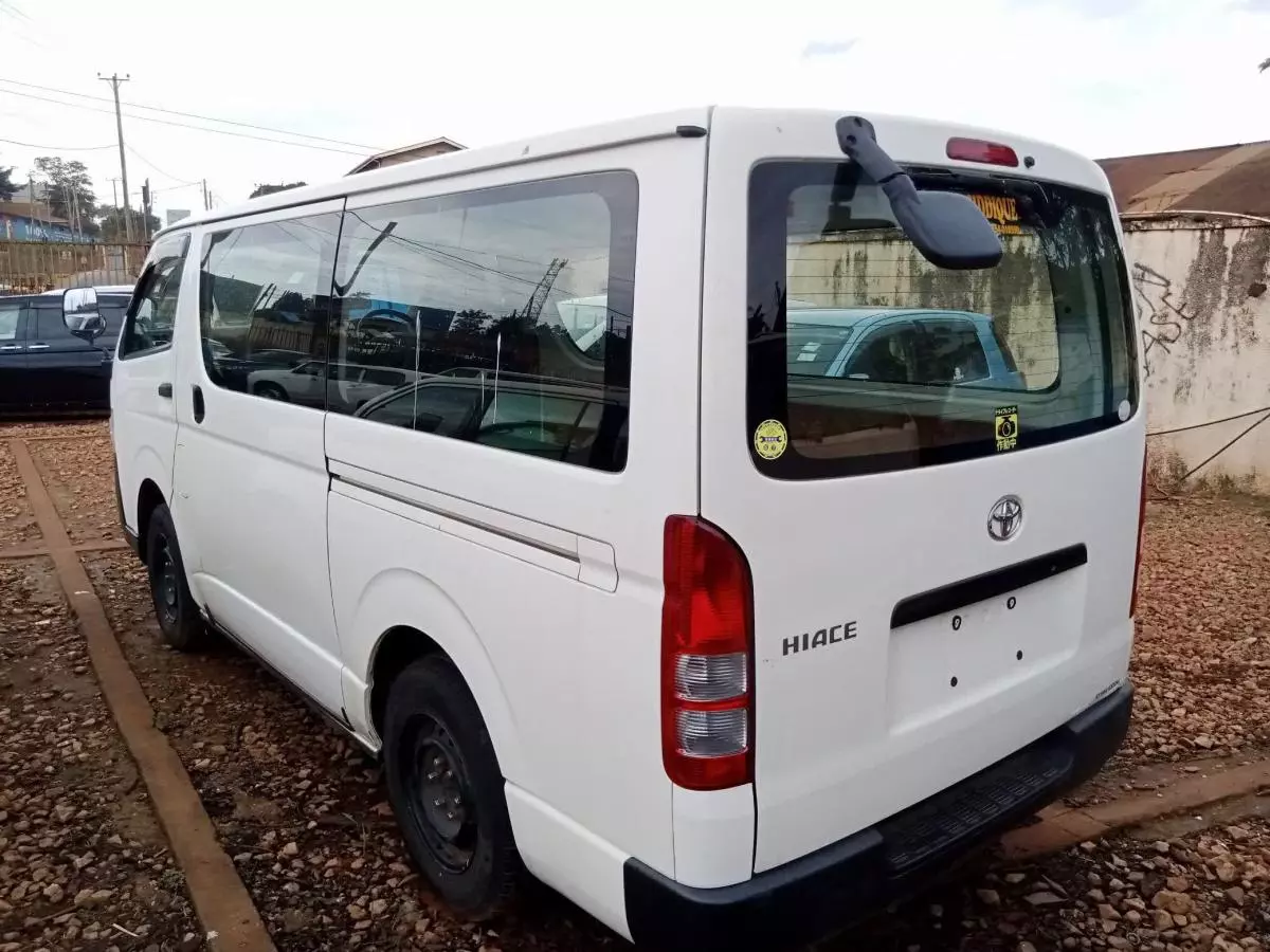 Toyota Hiace   - 2012