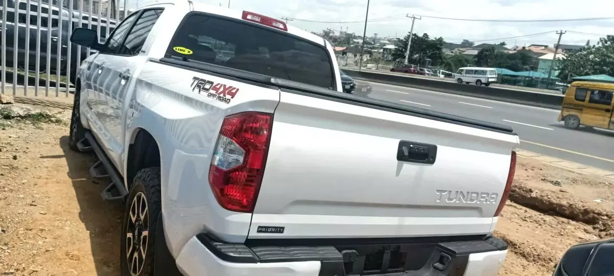 Toyota Tundra   - 2016