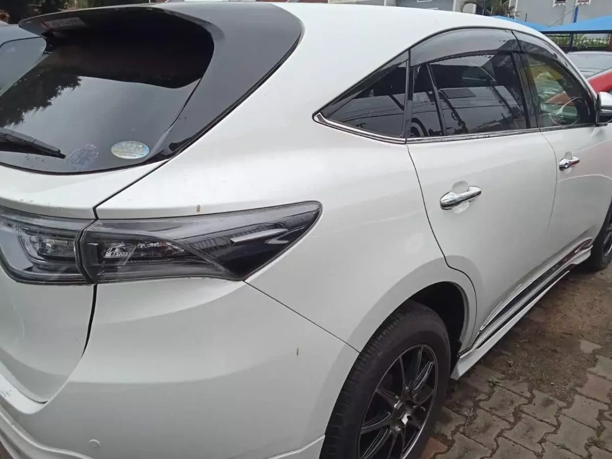 Toyota Harrier   - 2016