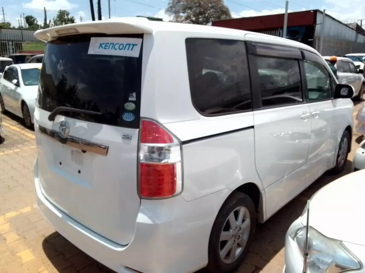 Toyota Noah   - 2010