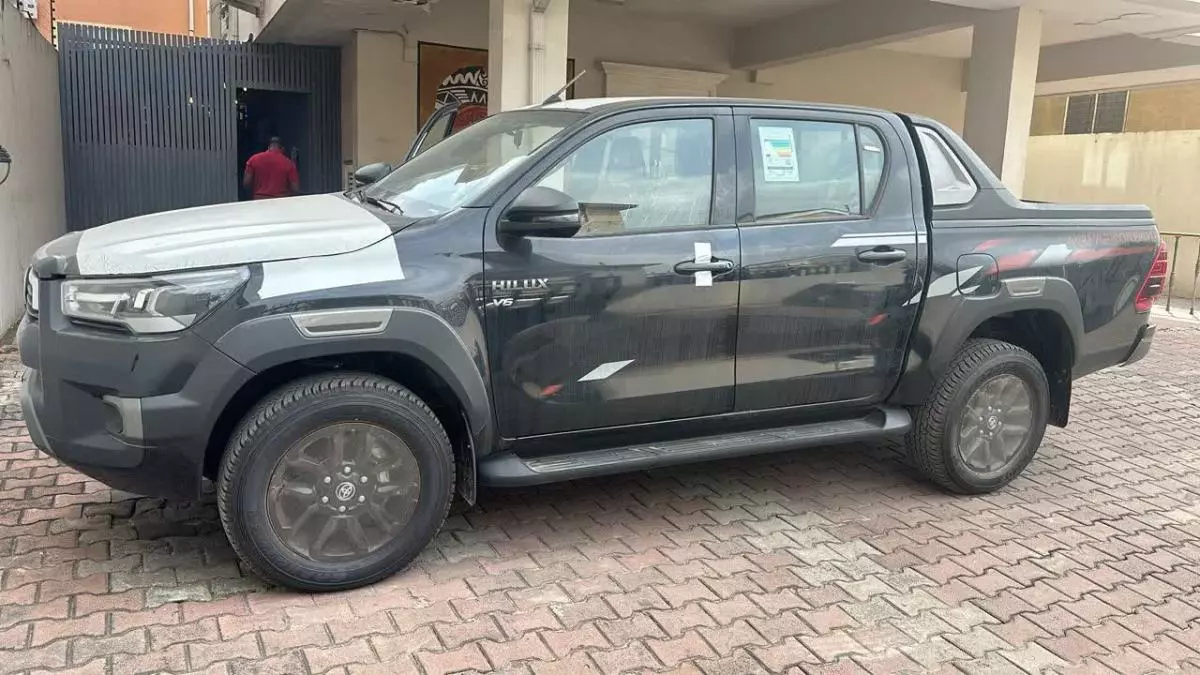 Toyota Hilux   - 2023