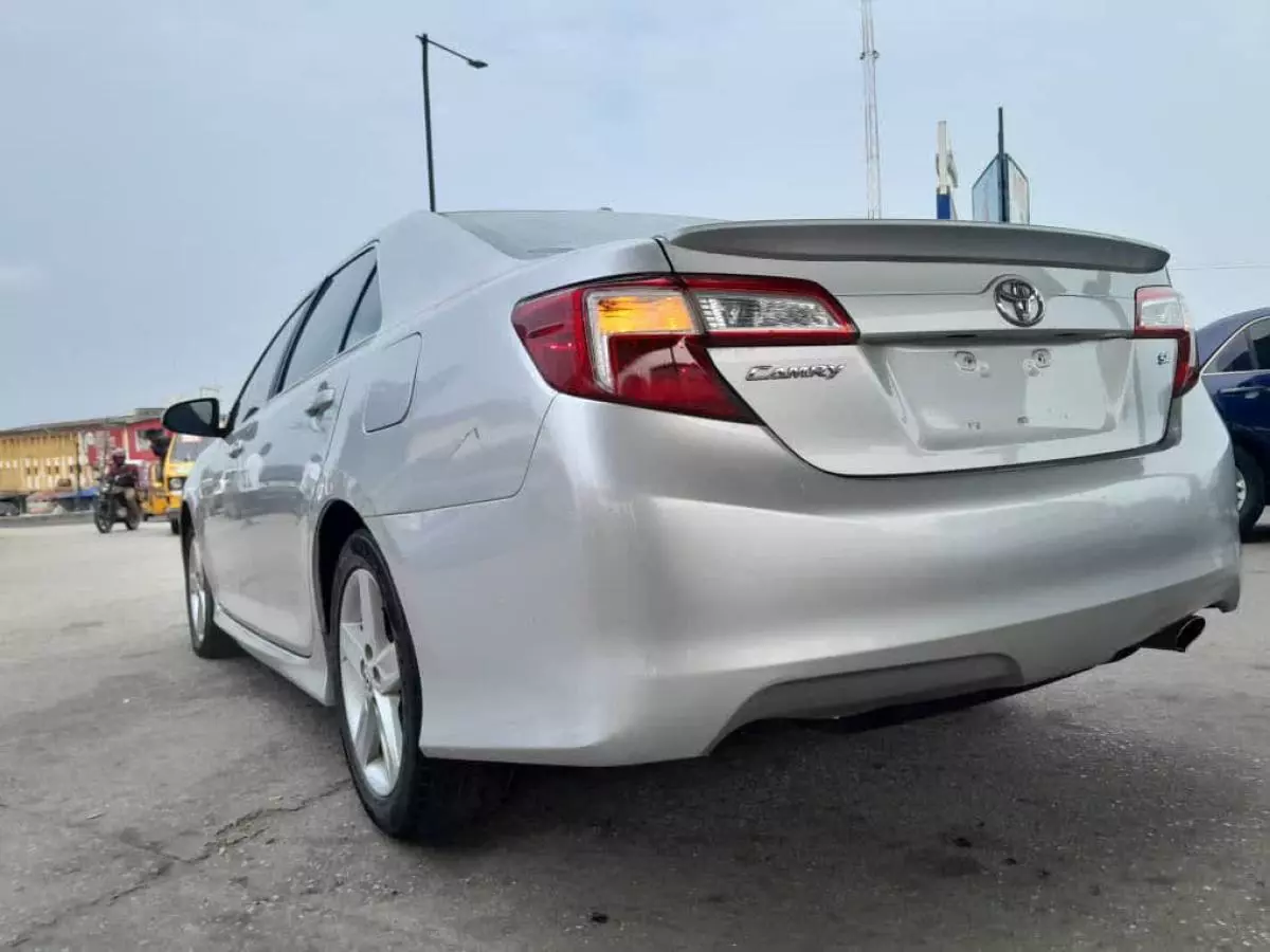 Toyota Camry   - 2012