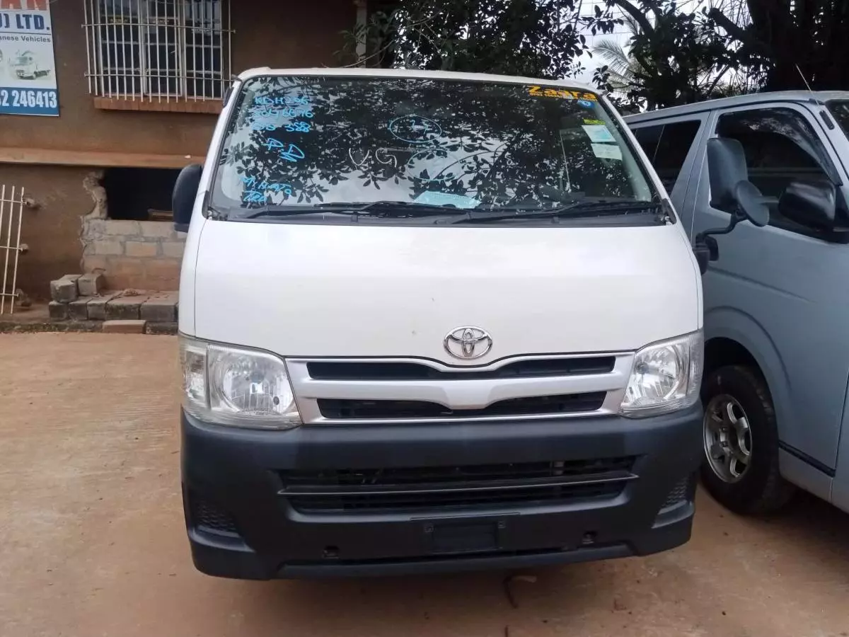 Toyota Hiace   - 2011