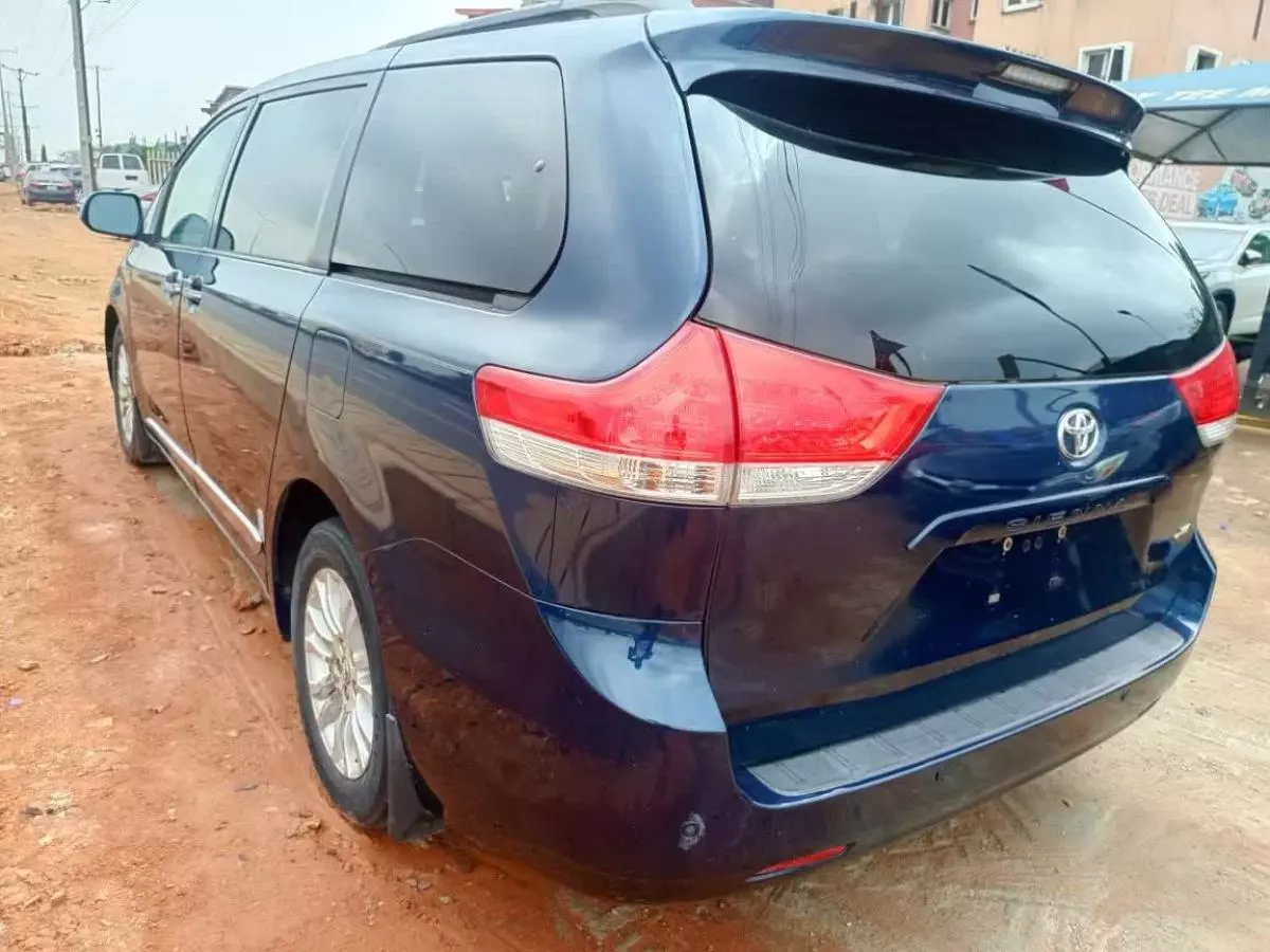 Toyota Sienna   - 2011