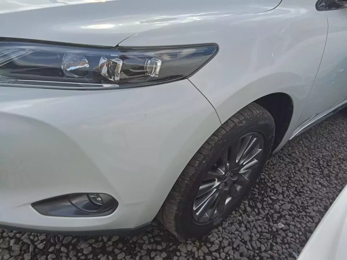 Toyota Harrier hybrid    - 2017