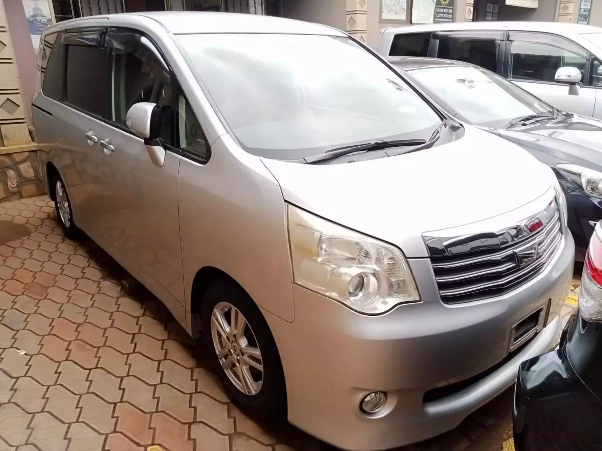 Toyota Noah   - 2012