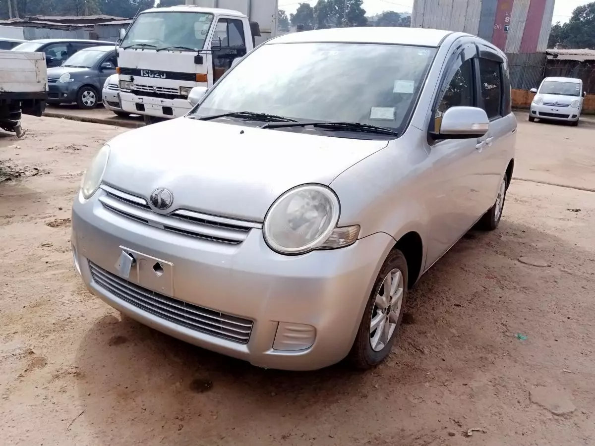 Toyota Sienta   - 2009