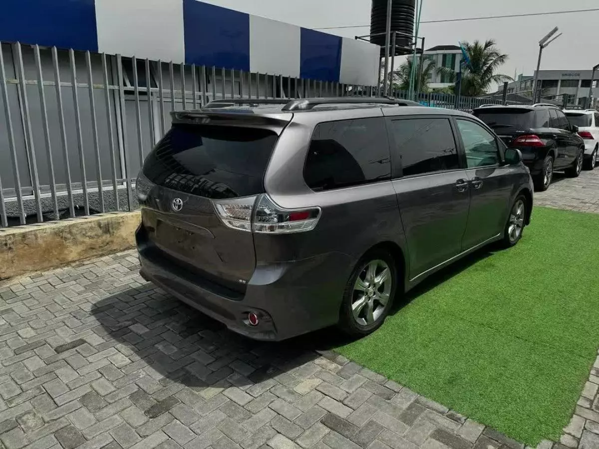 Toyota Sienna   - 2011