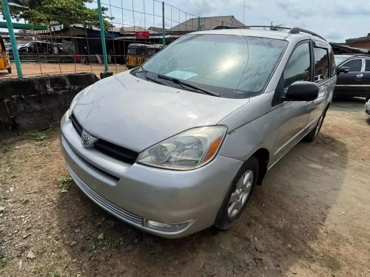 Toyota Sienna   - 2004