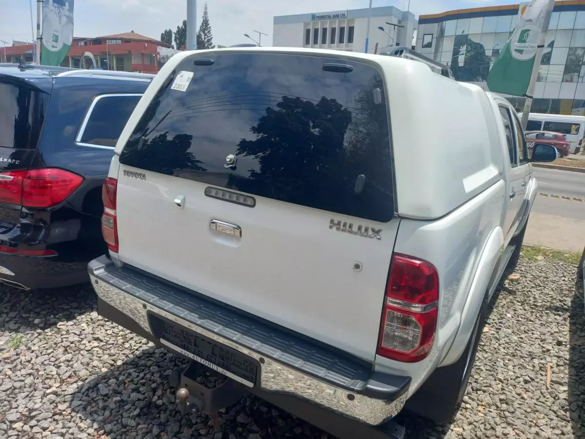 Toyota Hilux   - 2015