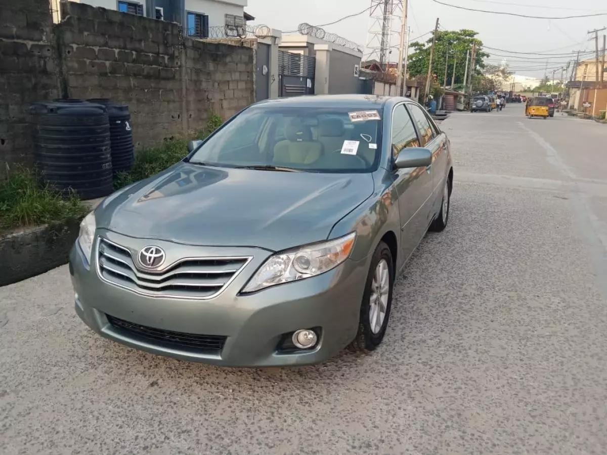 Toyota Camry   - 2011