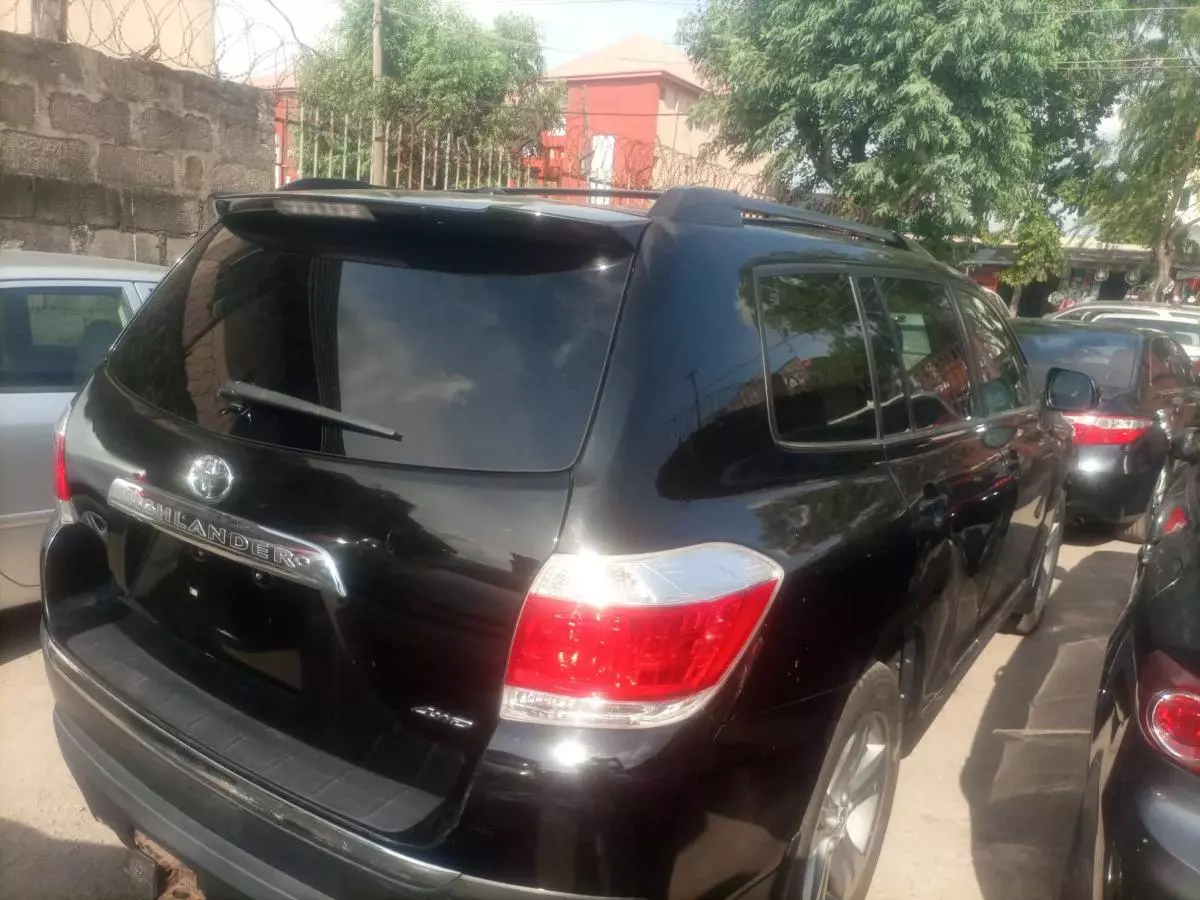 Toyota Highlander   - 2011