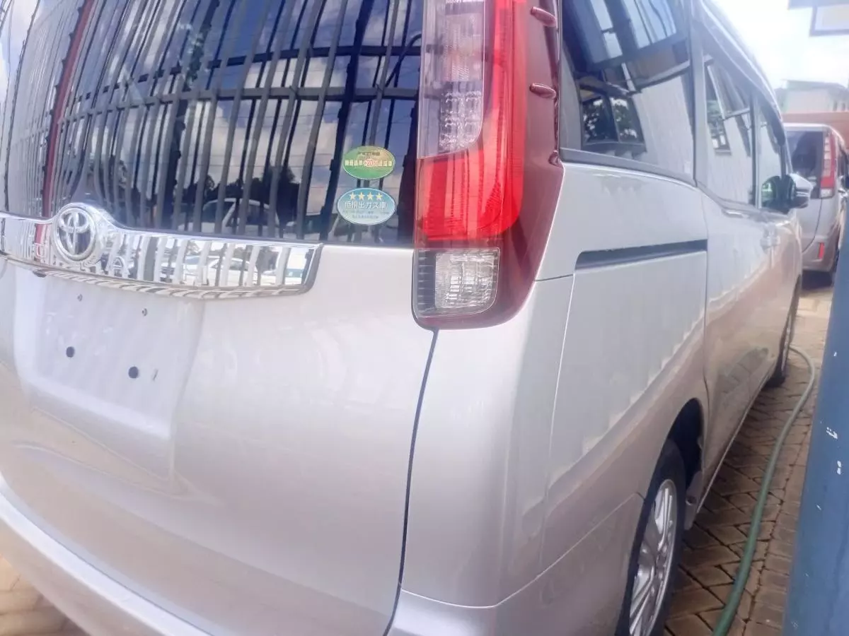 Toyota Noah   - 2016