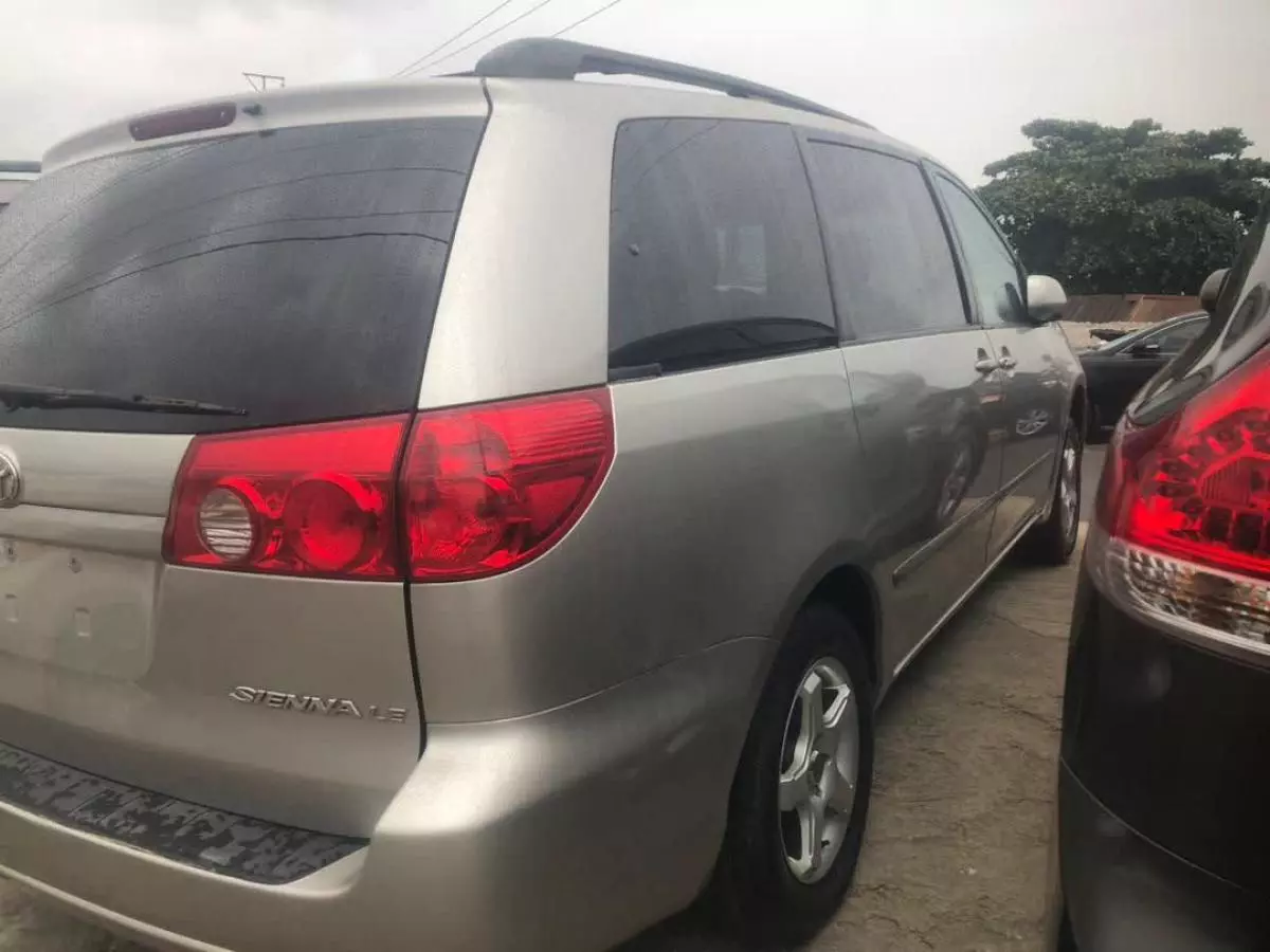 Toyota Sienna   - 2006