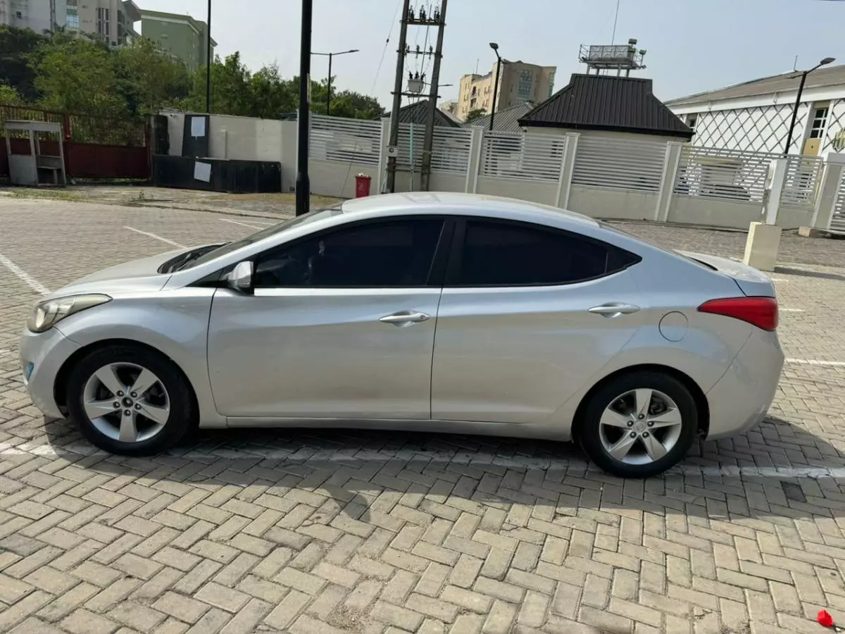 Hyundai Elantra   - 2013