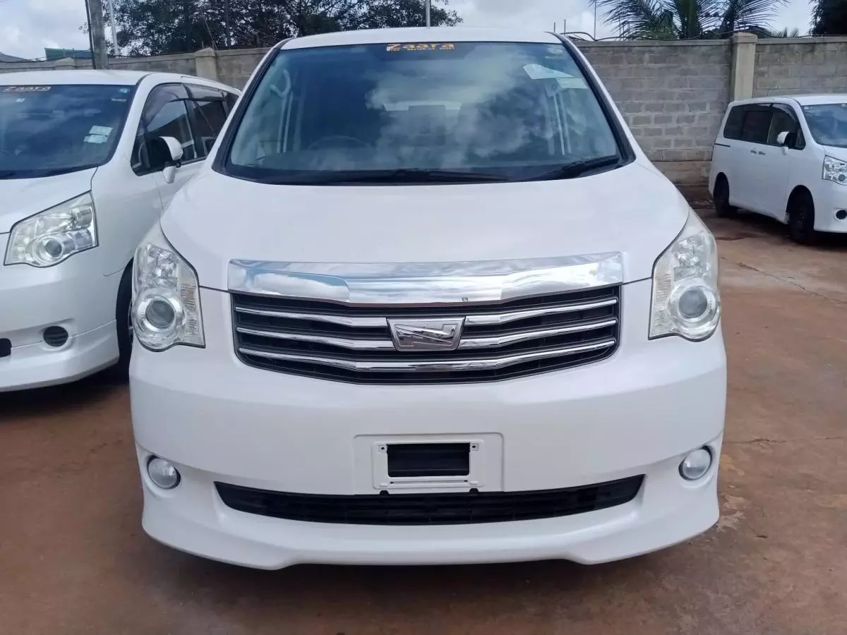 Toyota Noah   - 2011