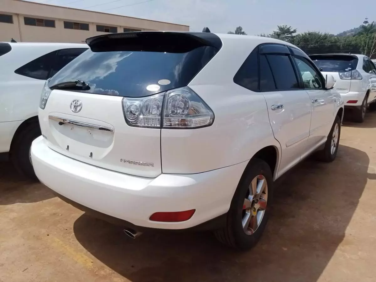 Toyota Harrier   - 2011