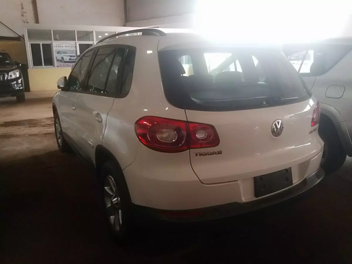 Volkswagen Tiguan   - 2010