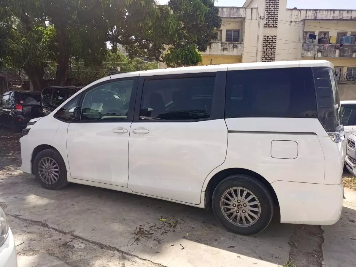 Toyota Voxy  - 2015