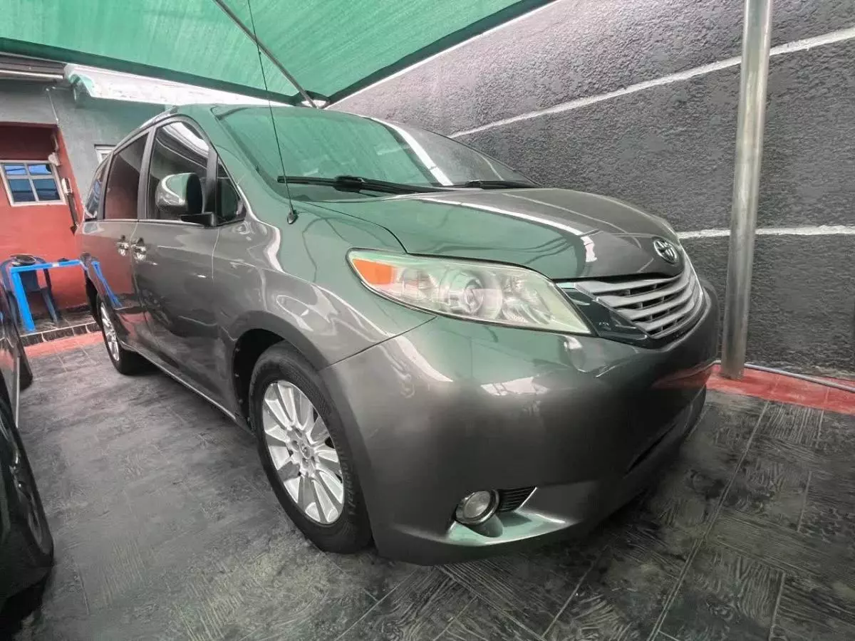 Toyota Sienna   - 2013