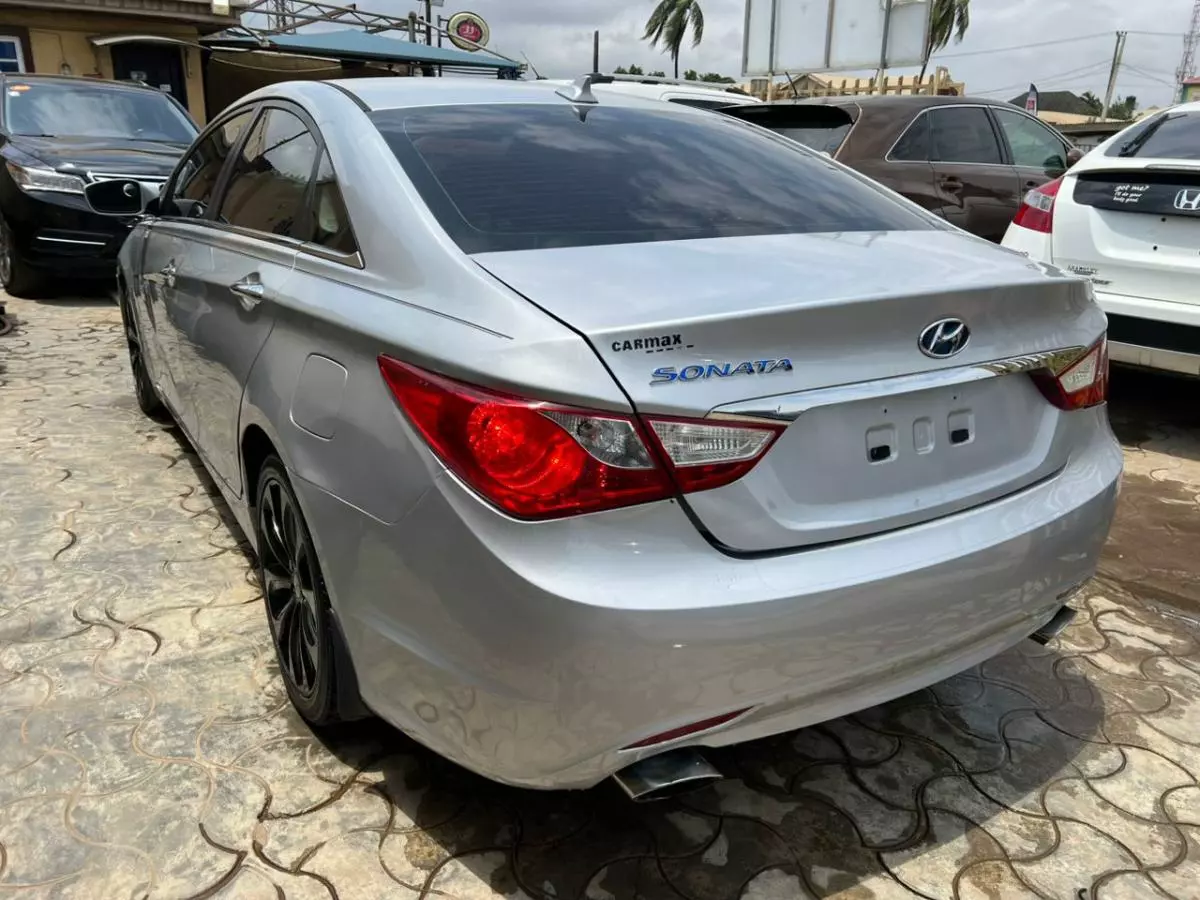 Hyundai Sonata   - 2012