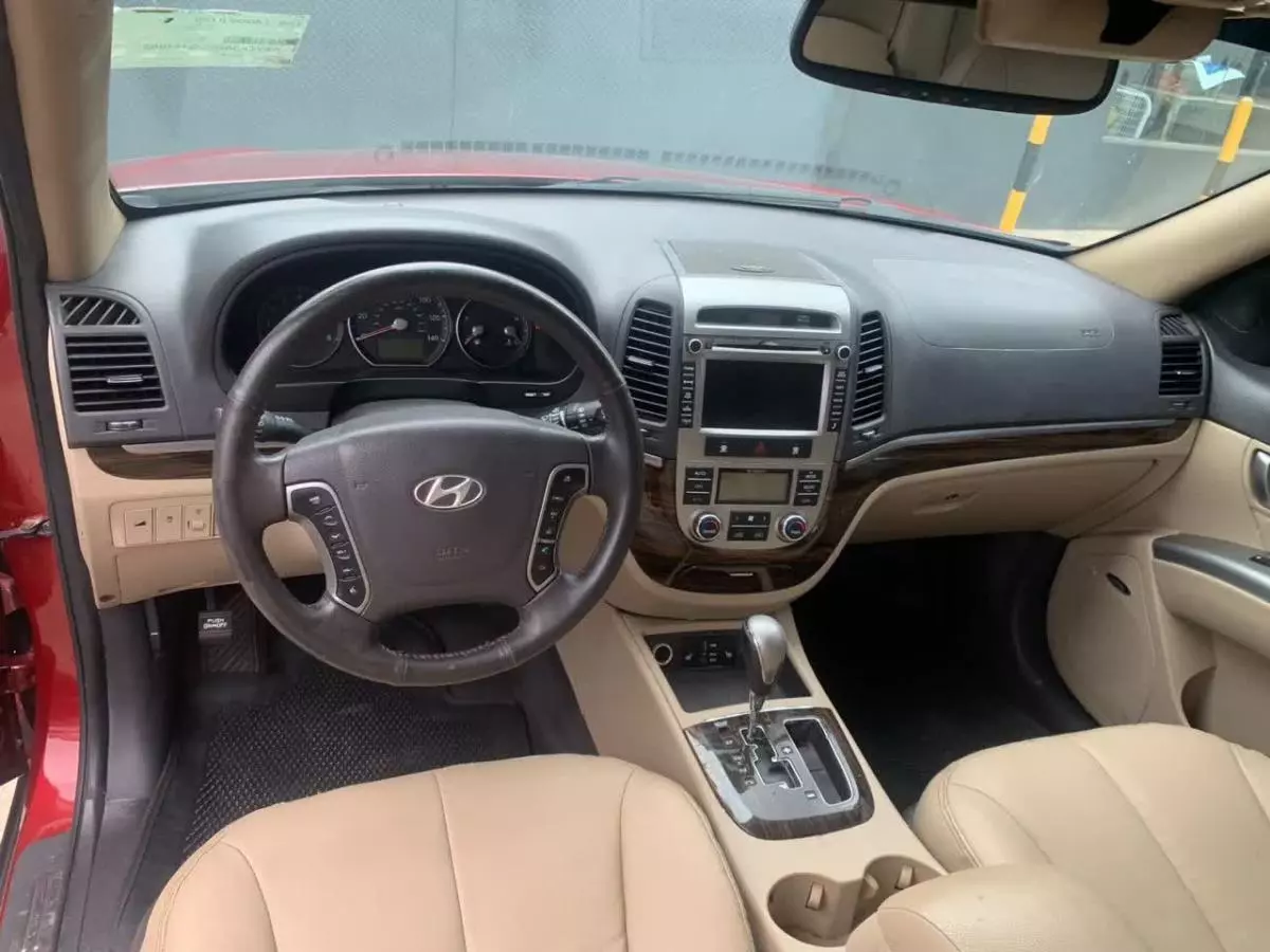 Hyundai Santa Fe   - 2012