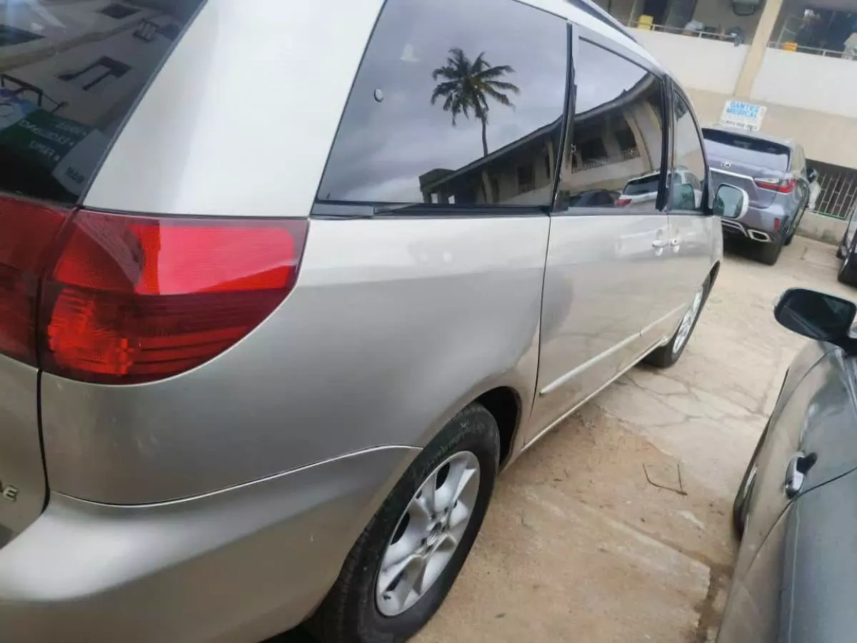 Toyota Sienna   - 2004