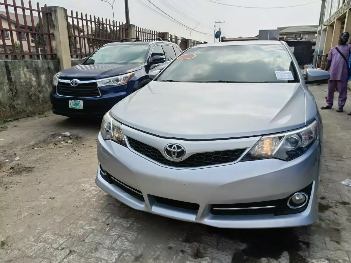 Toyota Camry   - 2012