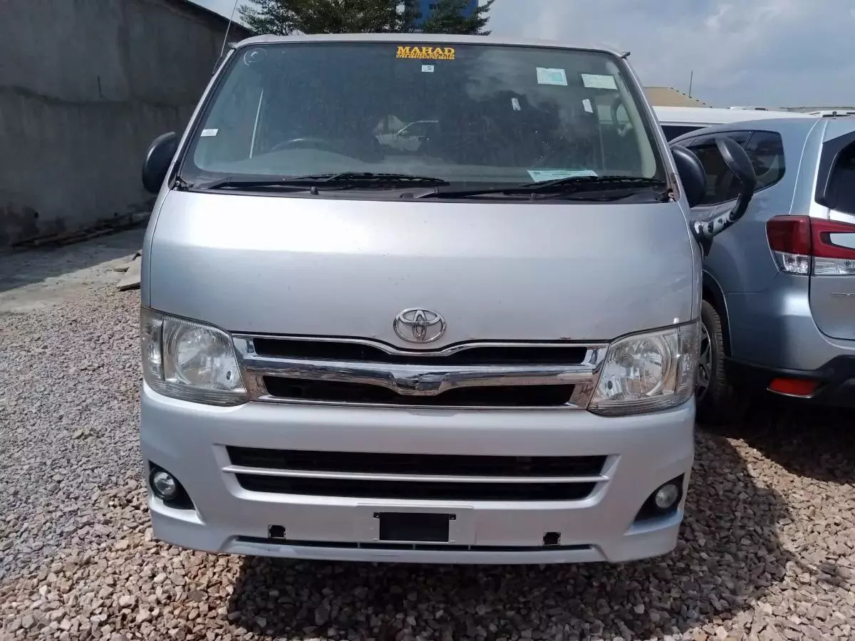 Toyota Hiace   - 2011