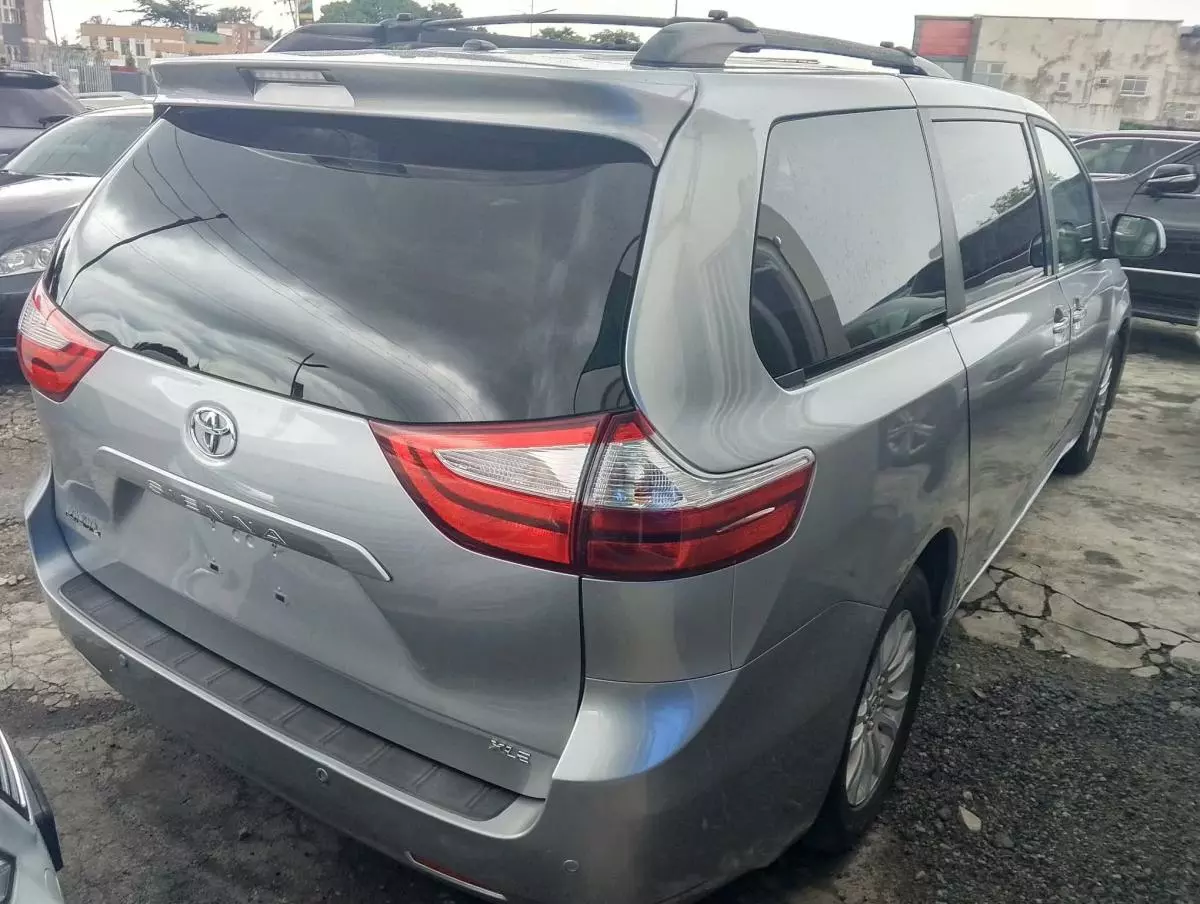 Toyota Sienna   - 2016