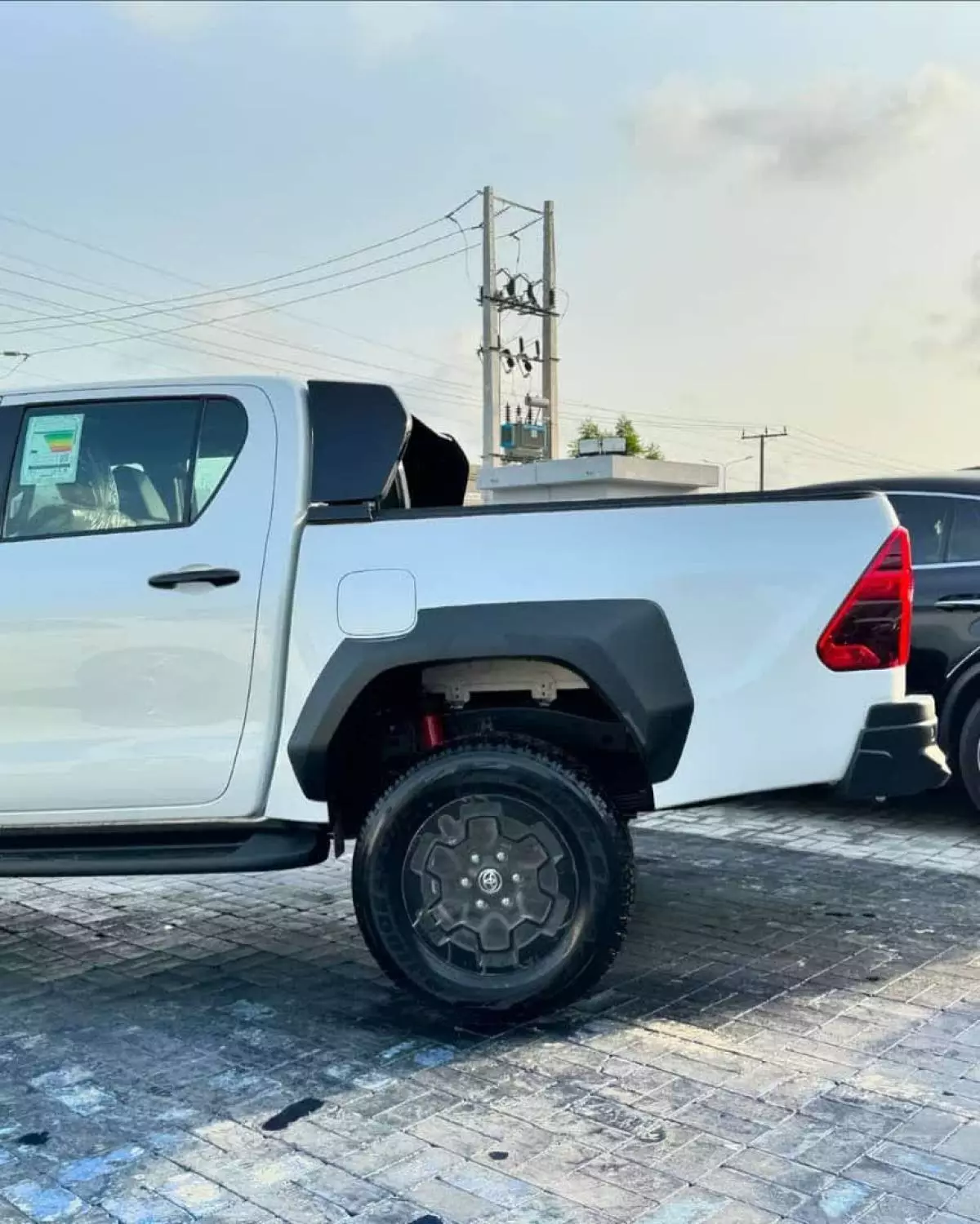 Toyota Hilux    - 2024