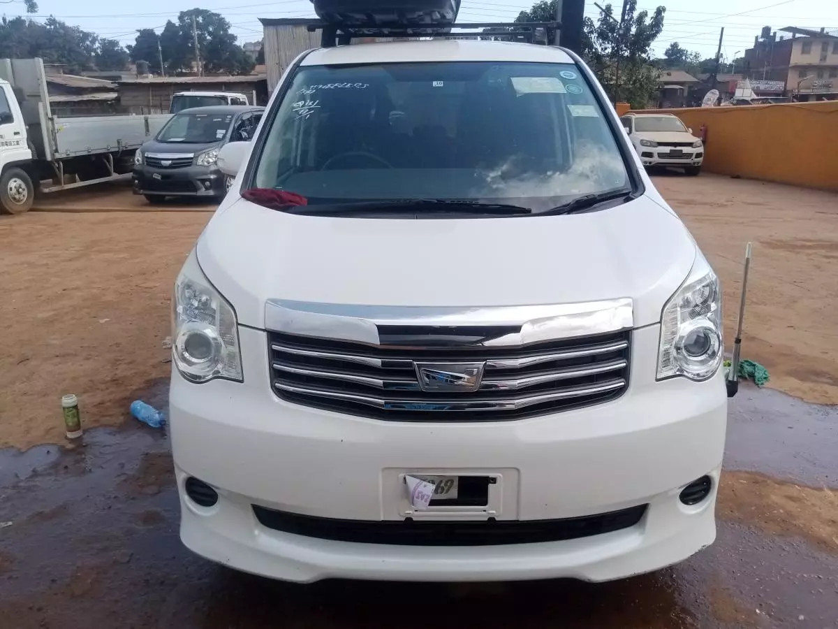 Toyota Noah   - 2011