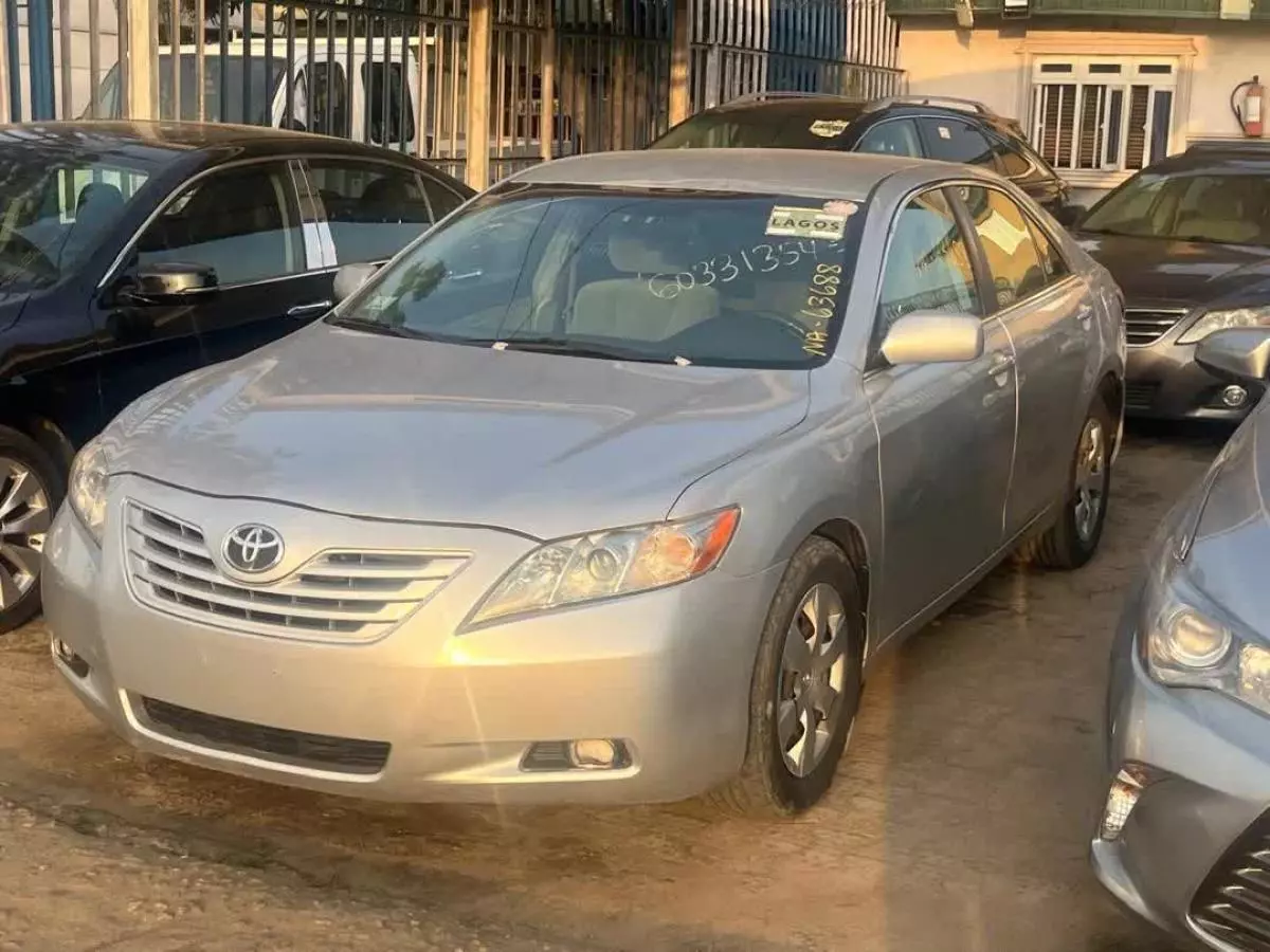 Toyota Camry   - 2009