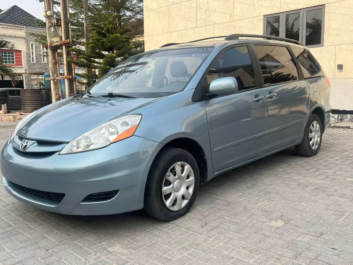 Toyota Sienna   - 2010