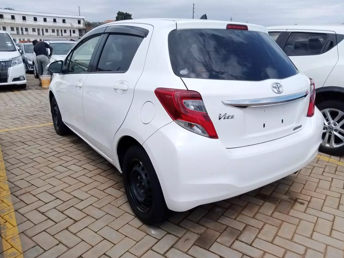 Toyota Vitz   - 2011