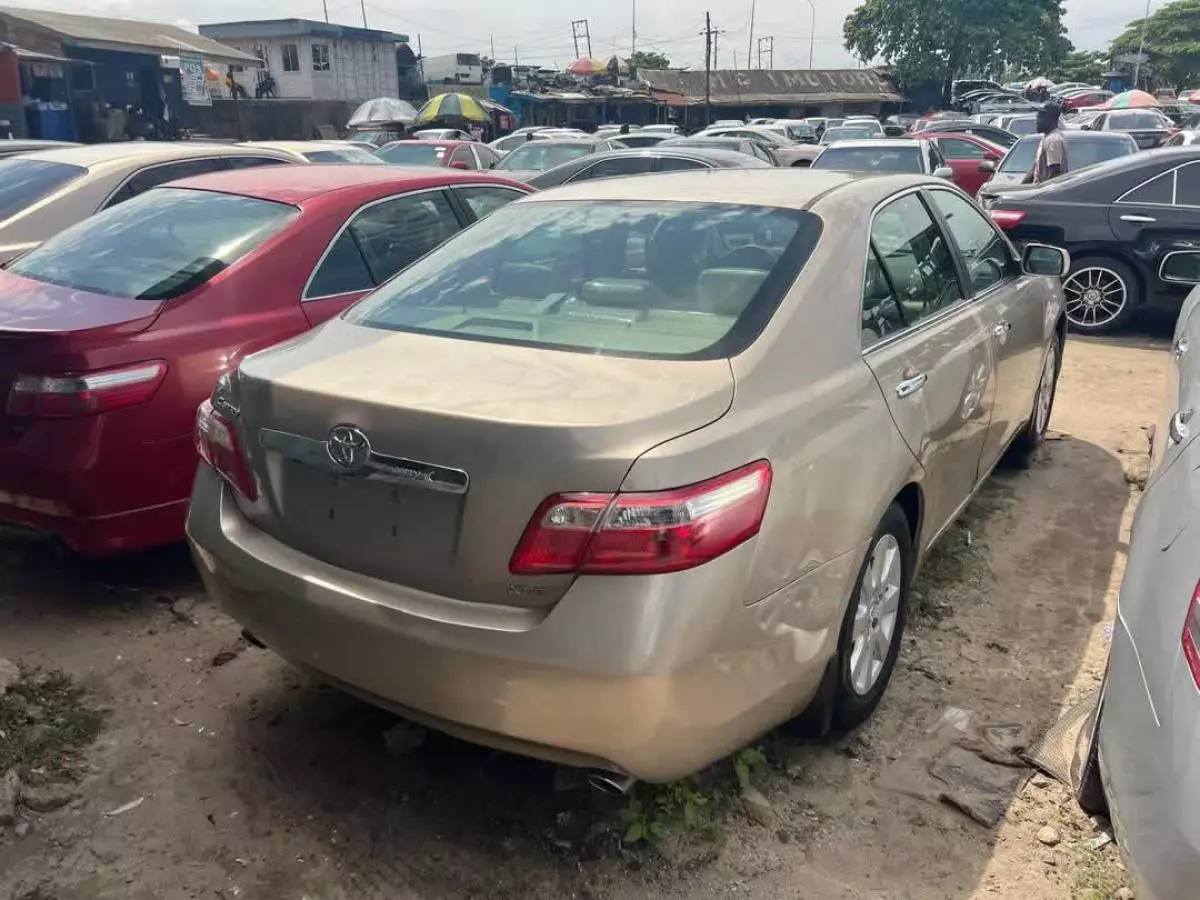 Toyota Camry   - 2009