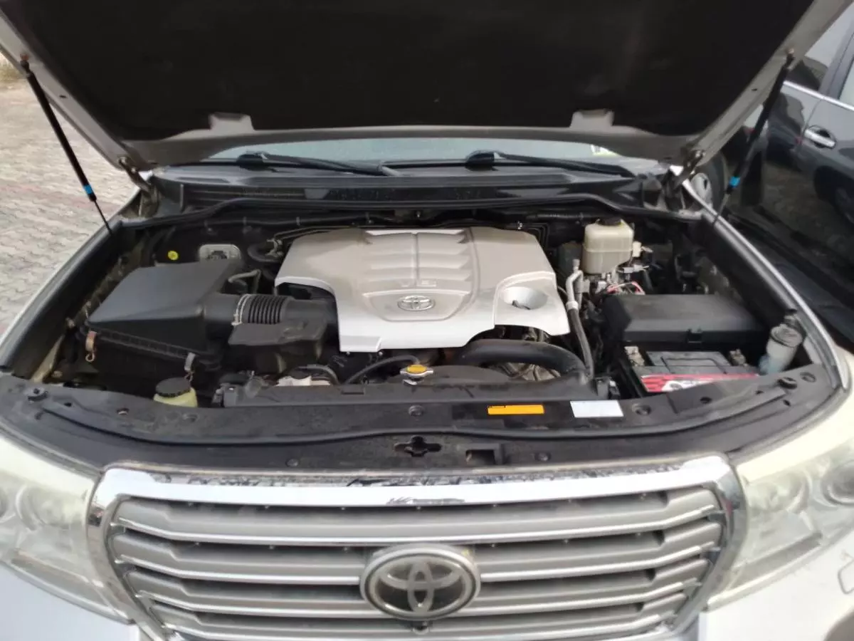 Toyota Land Cruiser V8   - 2014