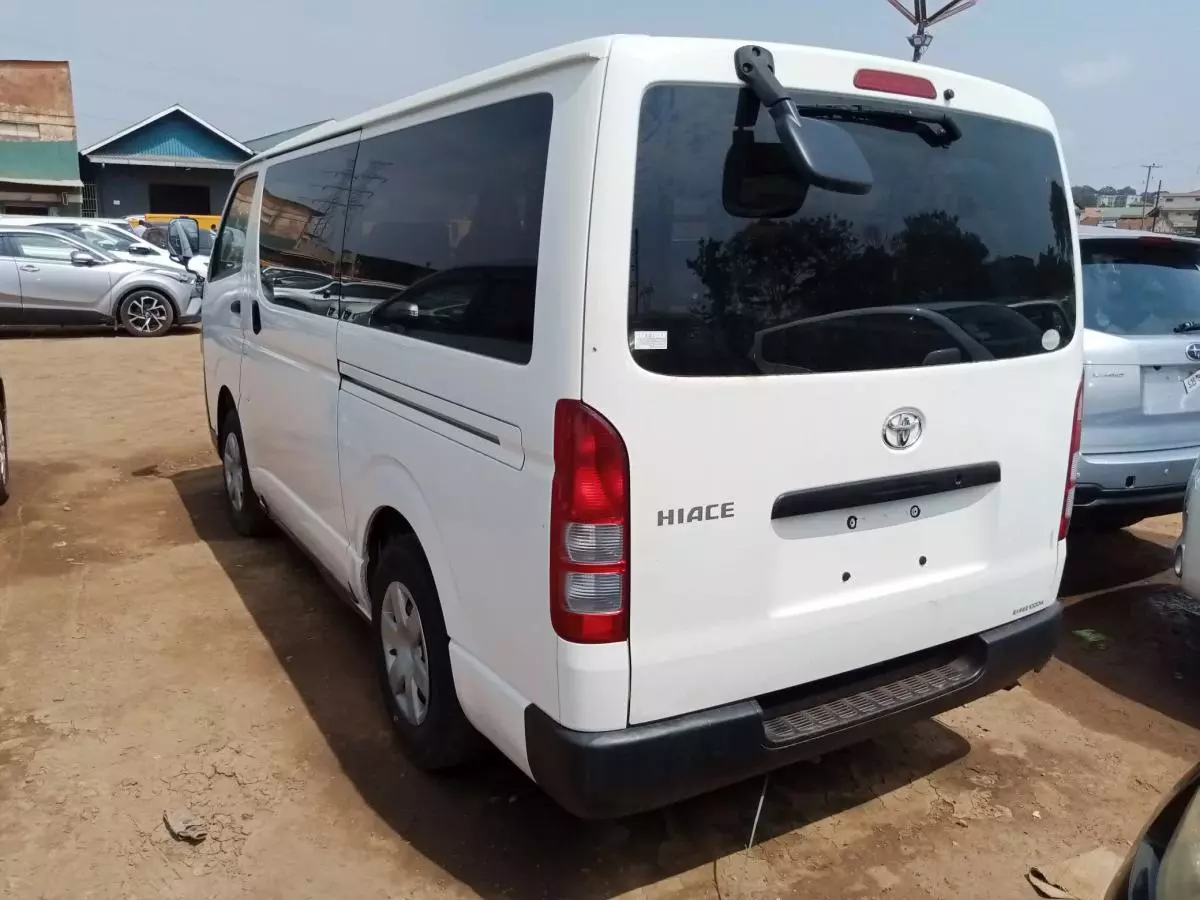 Toyota Hiace   - 2012