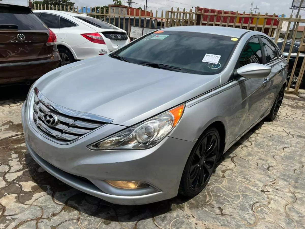 Hyundai Sonata   - 2012