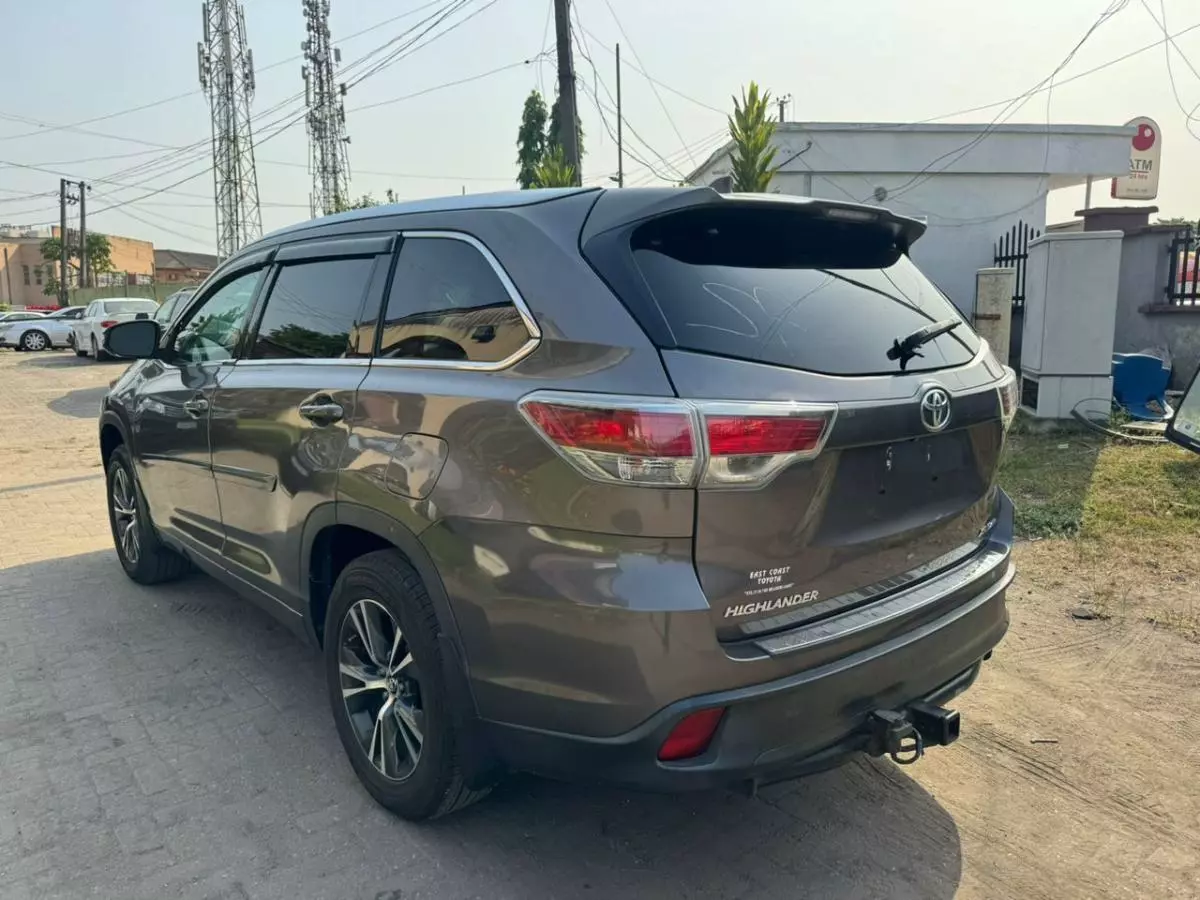 Toyota Highlander   - 2016