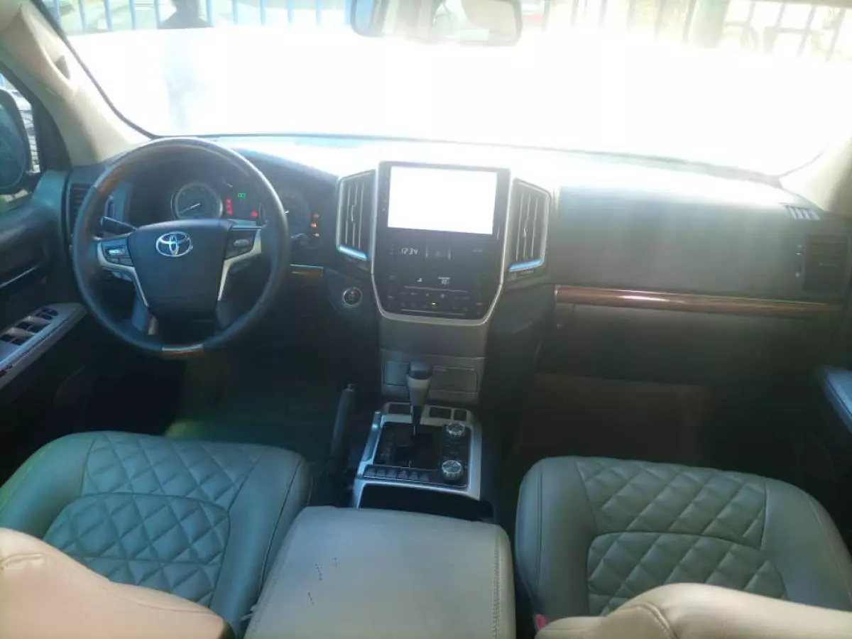 Toyota Land Cruiser - 2011